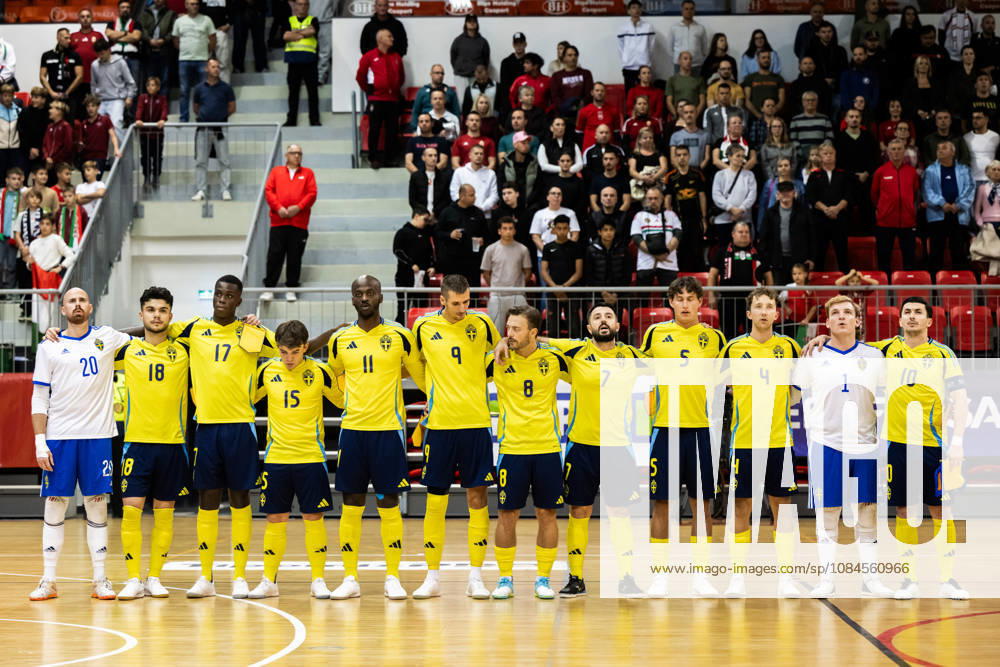 Players of Sweden line up ahead of the FIFA Futsal World Cup qualifier match between Hungary and Sweden on October 15, 2026 in Nyiregyhaza. Photo: Bildbyran EXT BILDBYRÅN COP 18 XY0131 futsal landslaget hungary sverige national team, Nationalteam sweden bbeng vm-kval world cup qualifier ungern