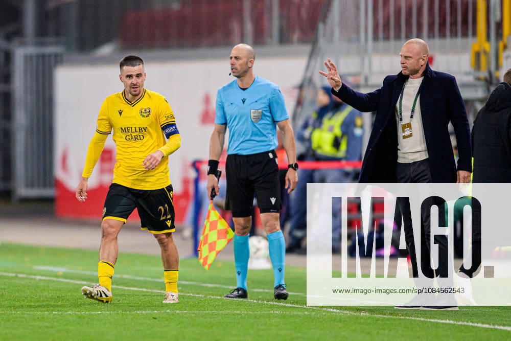 Jesper Gustavsson and head coach Andreas Brännström of Mjällby during the UEFA Conference League football match between Mjällby and Inter Club d Escaldes on October 15, 2026 in Helsingborg. Photo: Christoffer Borg Mattisson BILDBYRÅN COP 261 CB0562 fotboll football soccer fotball uefa conference league conference league mjällby in bbeng fotboll football soccer fotball uefa conference league conference league mjällby in bbeng