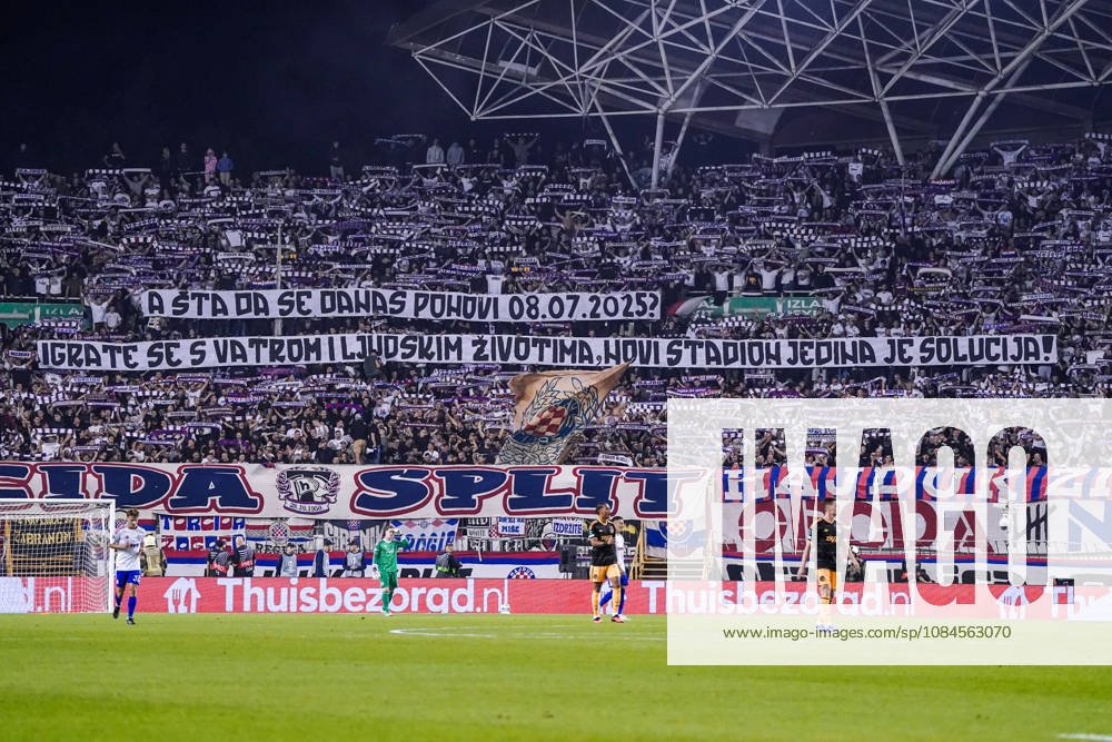 Fussball: Kroatien: UEFA Conference League 2026 2027 - 1. Runde, 15.10.2026 - HNK Hajduk Split vs. AFC Ajax Amsterdam - Stadion Poljud (Split, Kroatien); Torcida Split Fans fordern ein neues Stadion mit einem Banner