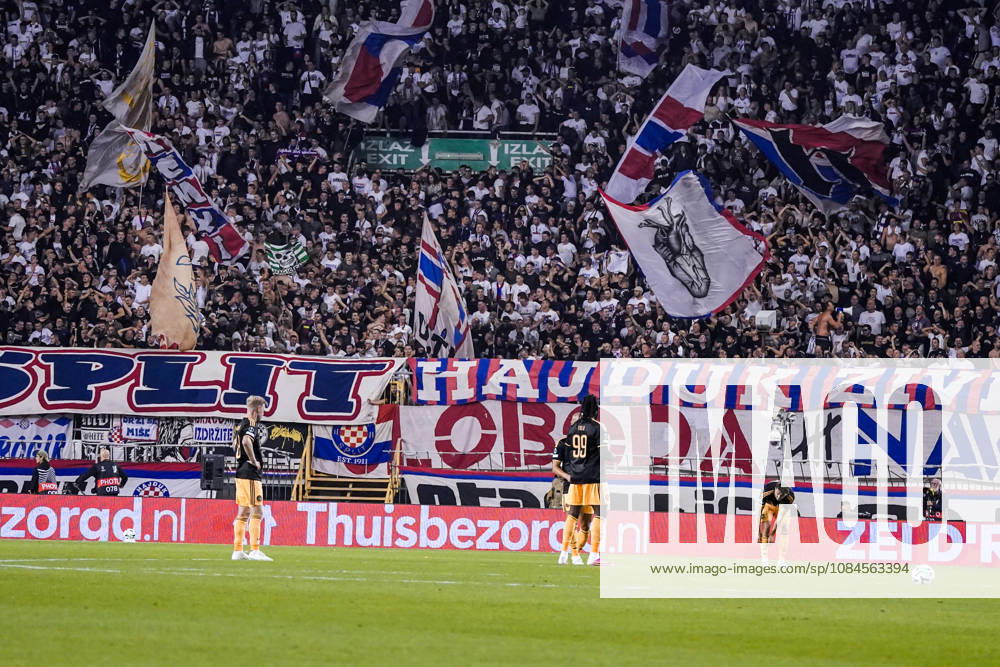 Fussball: Kroatien: UEFA Conference League 2026 2027 - 1. Runde, 15.10.2026 - HNK Hajduk Split vs. AFC Ajax Amsterdam - Stadion Poljud (Split, Kroatien); Ajax Spieler schauen enttäuscht nach dem Treffer von Abdoulie Bamba Sanyang (Hajduk Split), nicht im Bild, zum 1-0