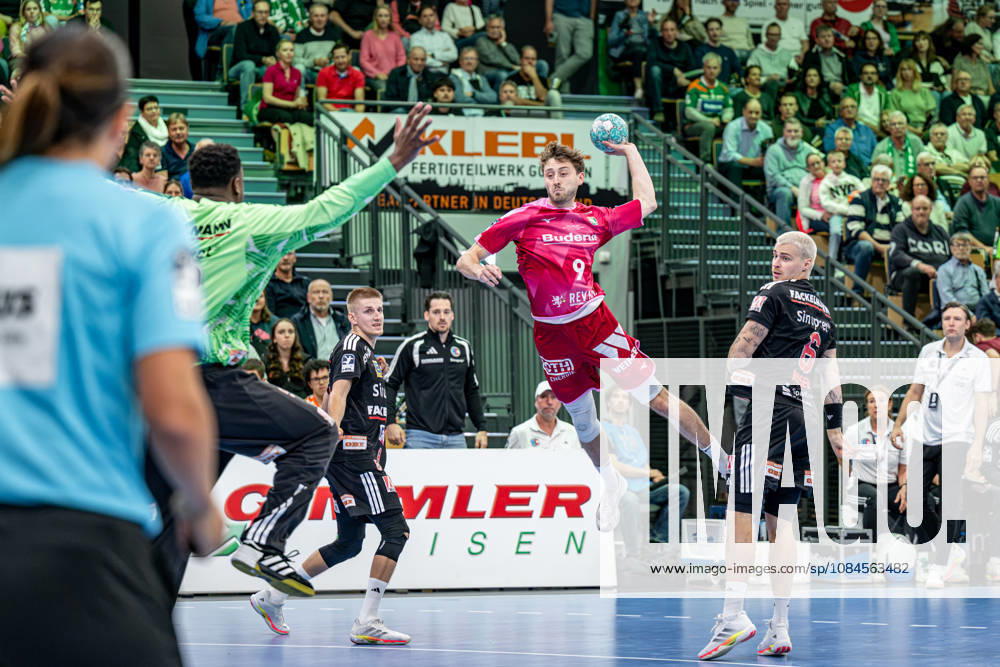 OPEL Handball Bundesliga; HSG Wetzlar - HC Erlangen, 15.10.26 Niklas Theiß (HSG Wetzlar, 9), Rubens Pierre (HC Erlangen, 93), Marek Nissen (HC Erlangen, 6) OPEL Handball Bundesliga; HSG Wetzlar - HC Erlangen: Wetzlar, 15.10.26