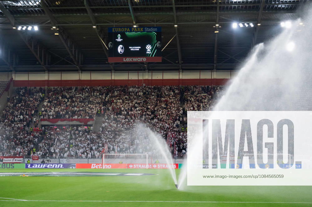 Fussball UEFA Conference League, SC Freiburg - FK Jablonec v.l. Europa-Park-Stadion vor dem Anstoß Freiburg