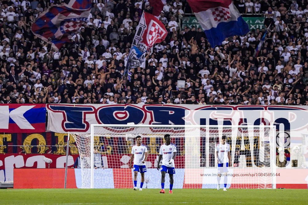 Fussball: Kroatien: UEFA Conference League 2026 2027 - 1. Runde, 15.10.2026 - HNK Hajduk Split vs. AFC Ajax Amsterdam - Stadion Poljud (Split, Kroatien); Hajduk Spieler schauen enttäuscht nach dem Tor zum 1-1 von Ajax