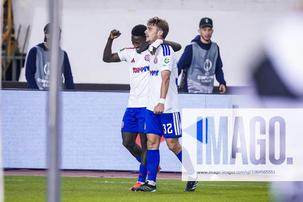 Fussball: Kroatien: UEFA Conference League 2026 2027 - 1. Runde, 15.10.2026 - HNK Hajduk Split vs. AFC Ajax Amsterdam - Stadion Poljud (Split, Kroatien); Abdoulie Bamba Sanyang (Hajduk Split) und Torschütze Simun Hrgovic (Hajduk Split) bejubeln das Tor zum 2-1