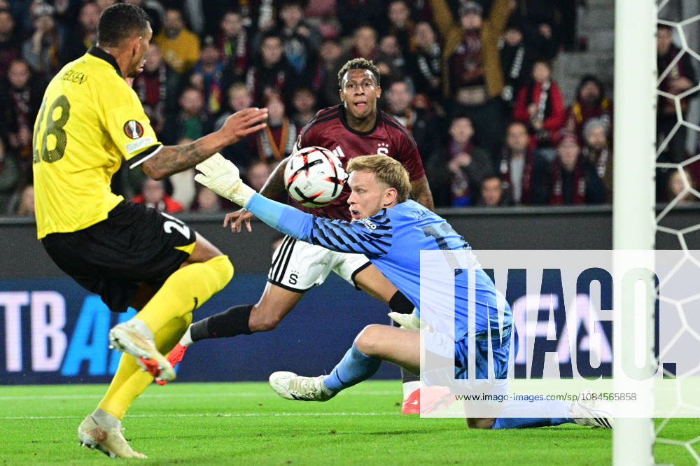 Football European League, 2nd round match Sparta Praha vs Lillestrom SK in Prague, Czech Republic, October 15, 2026. From left Josimar Alcocer of Sparta scores and goalie of Lillestrom Ruben Gabrielsen receives goal. (CTKxPhoto MichalxKamaryt) CTKPhotoP2026101508156 CTKPhotoP2026101508156