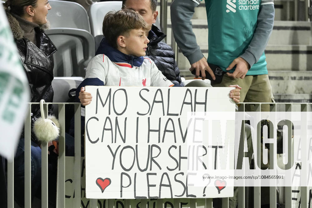 LKS 20261015 A fan holds a sign with a message to Trabzonspor star Mo Salah during the football UEFA Conference League League Phase match between KuPS Kuopio and Trabzonspor in Tampere, Finland, on October 15, 2026. - MIKA KYLMÄNIEMI Tampere Finland UL7sQK70ARE