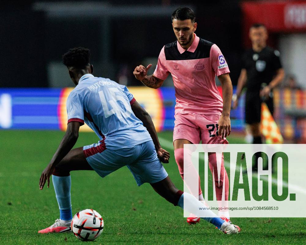 Enzo Le FÃ e of Sunderland passes the ball past Jonathan Mutombo of Torreense Torreense v Sunderland, UEFA Europa League, Football, Estadio Dr. Magalhaes Pessoa, Leiria, Portugal - 15 Oct 2026Leiria Estadio Dr. Magalhaes Pessoa Portugal