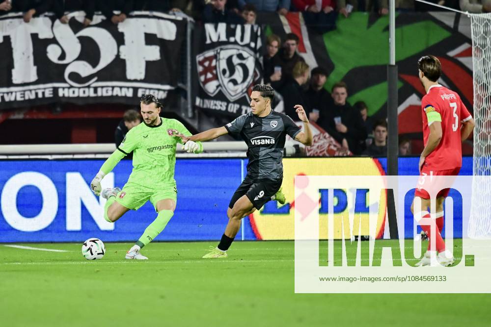 ENSCHEDE , 15Ã10-2026 , Stadium Grolsch Veste , season 2026 2027 , UEFA Conference League football , match between FC Twente and FC Thun , picture shows FC Twente goalkeeper Joel Drommel vs FC Thun player Furkan Dursun Twente - Thun x208453559x