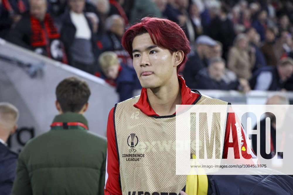 Keisuke Goto (SC Freiburg, 42) vor Spielbeginn , Deutschland, Fussball, UEFA Conference League, 1. Spieltag, 2026 2027, SC Freiburg vs. FK Jablonec, 15.10.2026, Freiburg im Breisgau Stadion am Wolfswinkel Deutschland
