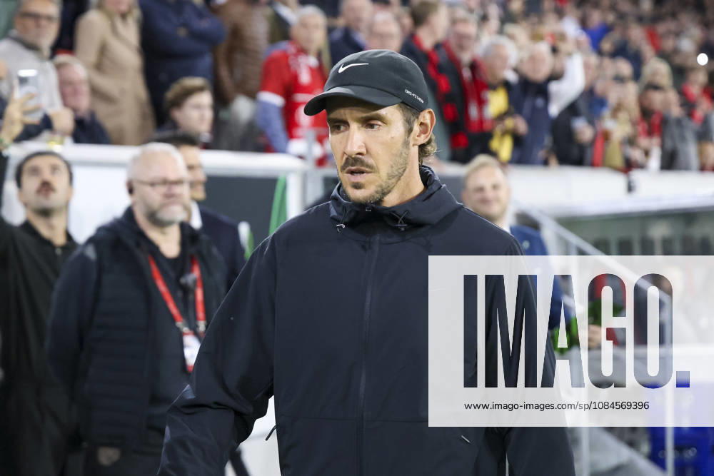 Julian Schuster (SC Freiburg, Trainer) vor Spielbeginn , Deutschland, Fussball, UEFA Conference League, 1. Spieltag, 2026 2027, SC Freiburg vs. FK Jablonec, 15.10.2026, Freiburg im Breisgau Stadion am Wolfswinkel Deutschland