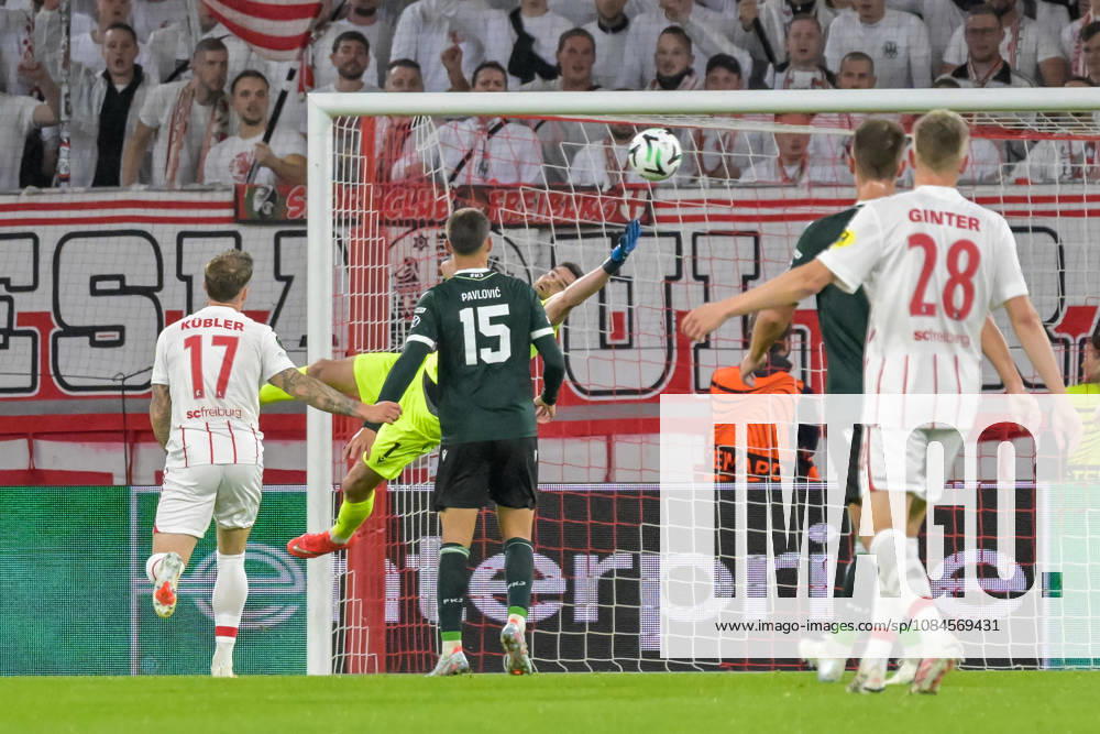 Jan Hanus (FK Jablonec, 01) versucht den Ball zu parieren. GER, SC Freiburg vs JK Jablonec, Fussball, Uefa Conference League, 1. Spieltag, Saison 2026 2027, 15.10.2026 GER, SC Freiburg vs JK Jablonec, Fussball, Uefa Conference League, 1. Spieltag, Saison 2026 2027, 15.10.2026 Freiburg