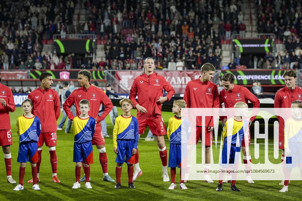 ENSCHEDE - (lr) Younes Taha of FC Twente, Daouda Weidmann of FC Twente, Wout Weghorst of FC Twente, Ruud Nijstad of FC Twente, Daan Rots of FC Twente and Sondre Orjasaeter of FC Twente ahead of the Conference League match between FC Twente and FC Thun at De Grolsch Veste stadium on 15 October 2026 in Enschede, the Netherlands. TOBIAS KLEUVER ANP ANPxSportx IVx 572551301 originalFilename: 572551301