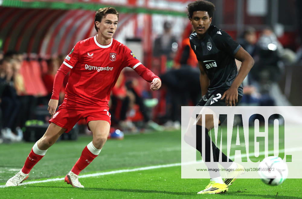 ENSCHEDE - FC Twente forward Daan Rots with FC Thun defender Olivier Mambwa during the UEFA Conference League match between FC Twente and FC Thun at Grolsch Veste on 15 October 2026 in Enschede, Nederland. PETER LOUS EYE4IMAGES DeFodi Images -
