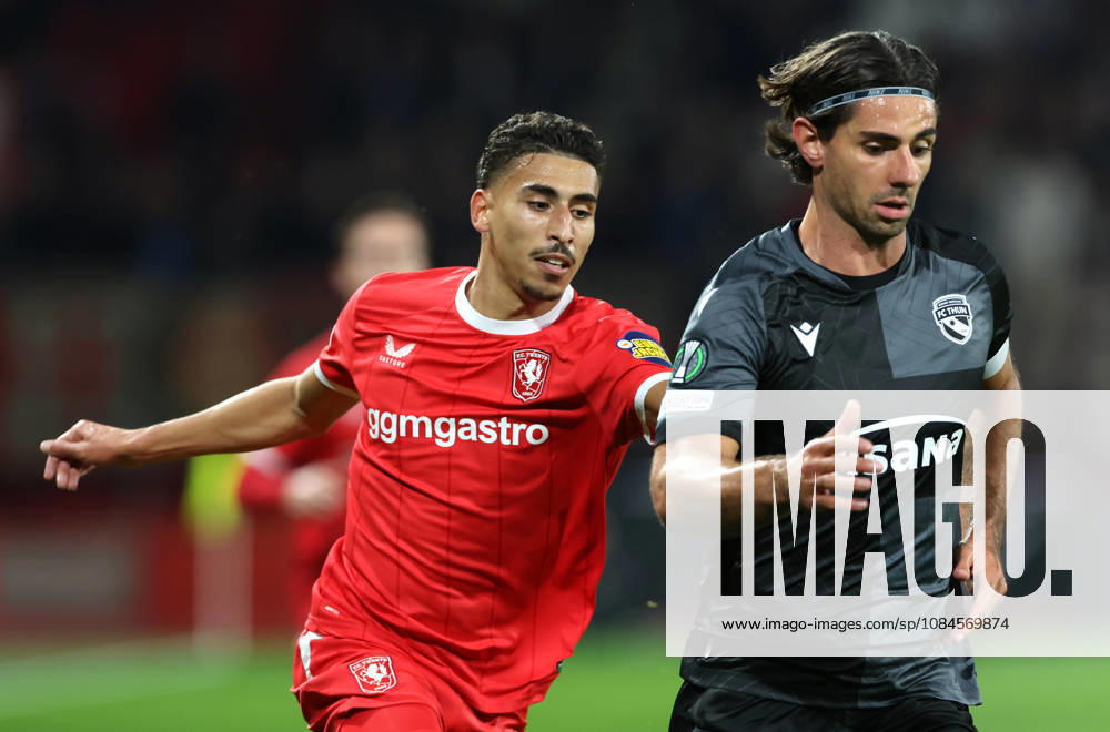 ENSCHEDE - FC Twente forward Younes Taha with FC Thun defender Jan Bamert during the UEFA Conference League match between FC Twente and FC Thun in Grolsch Veste on 15 oktober 2026 in Enschede, Nederland. PETER LOUS EYE4IMAGES DeFodi Images -