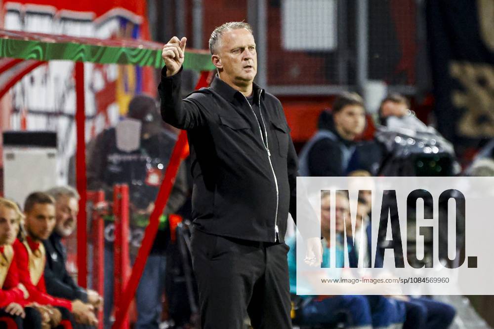 ENSCHEDE - FC Twente head coach John van den Brom during the UEFA Conference League match between FC Twente and FC Thun at De Grolsch Veste on October 15, 2026 in Enschede, the Netherlands. WART BRINKERHOF ANP UEFA Conference League 2026 27 ANPxSportx xMarcelxterxBalsxIVx 572552215 originalFilename: 572552215