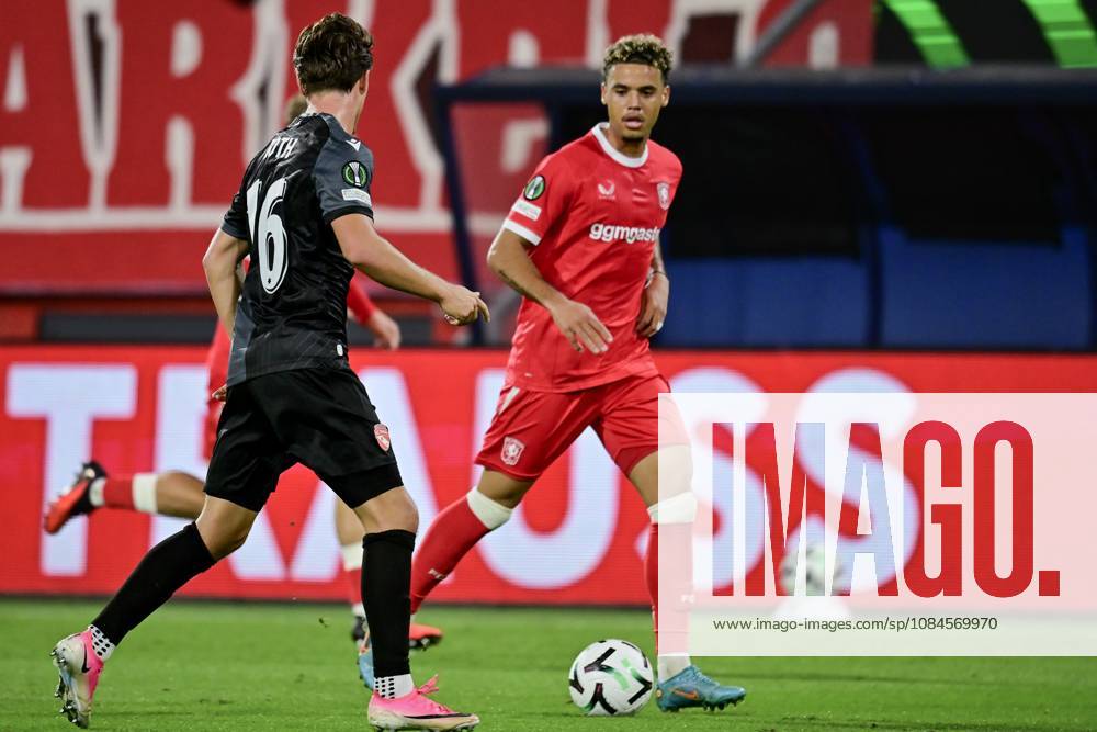 ENSCHEDE , 15Ã10-2026 , Stadium Grolsch Veste , season 2026 2027 , UEFA Conference League football , match between FC Twente and FC Thun , picture shows FC Twente player Daouda Weidmann vs FC Thun player Justin Roth Twente - Thun x208454095x
