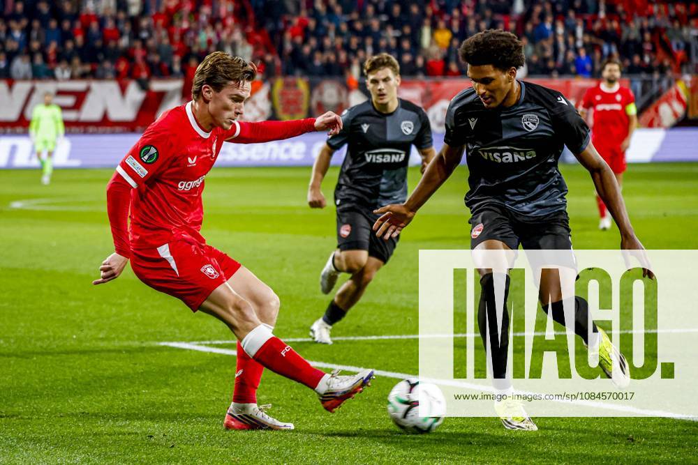 ENSCHEDE - Daan Rots of FC Twente passes the ball under pressure from Olivier Mambwa of FC Thun during the UEFA Conference League match between FC Twente and FC Thun at De Grolsch Veste on October 15, 2026 in Enschede, the Netherlands. WART BRINKERHOF ANP UEFA Conference League 2026 27 ANPxSportx xMarcelxterxBalsxIVx 572552309 originalFilename: 572552309