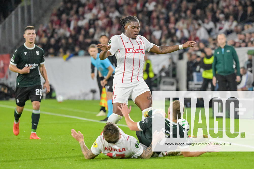 Cyriaque Irie (SC Freiburg, 22) beboachtet und am Ball bei Lukas Kuebler (SC Freiburg, 17), Matej Polidar (FK Jablonec, 21). links im Hintergrund Jiri Slama (FK Jablonec, 20) GER, SC Freiburg vs JK Jablonec, Fussball, Uefa Conference League, 1. Spieltag, Saison 2026 2027, 15.10.2026 GER, SC Freiburg vs JK Jablonec, Fussball, Uefa Conference League, 1. Spieltag, Saison 2026 2027, 15.10.2026 Freiburg