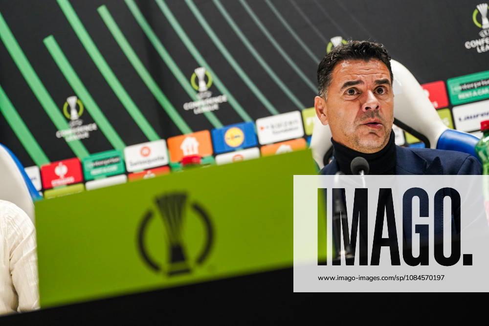 Fussball: Kroatien: UEFA Conference League 2026 2027 - 1. Runde, 15.10.2026 - HNK Hajduk Split vs. AFC Ajax Amsterdam - Stadion Poljud (Split, Kroatien); Pressekonferenz mit Michel (Miguel Angel Sanchez Munoz) (Michel) (AFC Ajax)