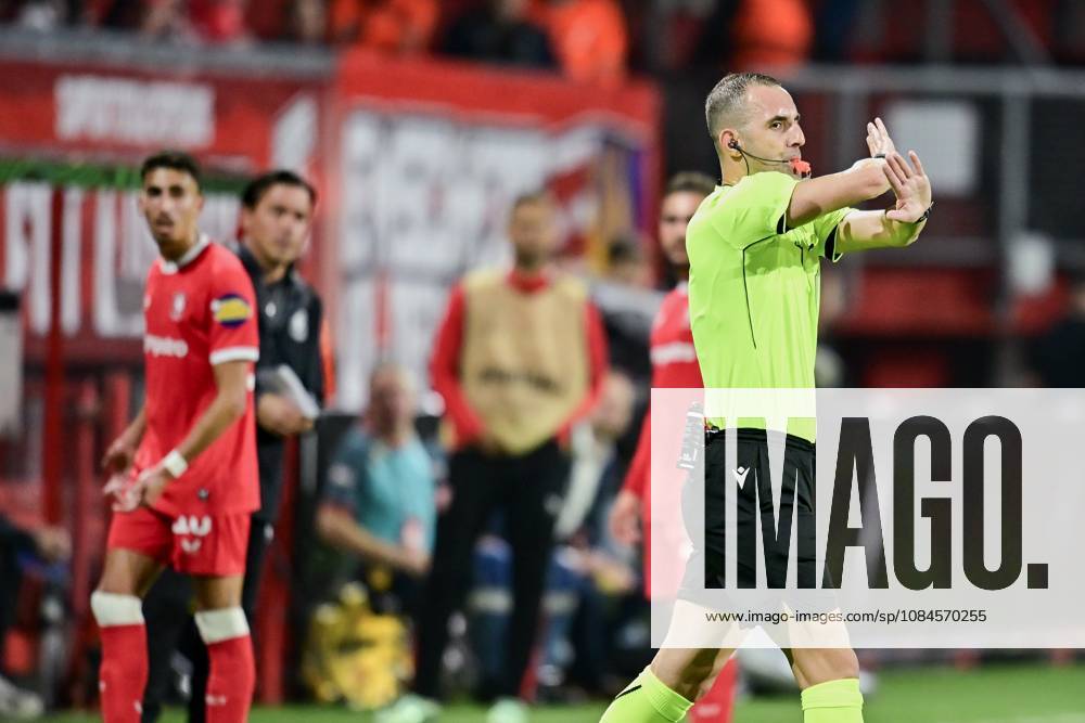 ENSCHEDE , 15Ã10-2026 , Stadium Grolsch Veste , season 2026 2027 , UEFA Conference League football , match between FC Twente and FC Thun , picture shows var Fabio Oliveira Melo no goal Referee Genc Nuza Twente - Thun x208454234x