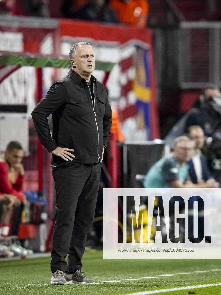 ENSCHEDE - FC Twente coach John van den Brom during the Conference League match between FC Twente and FC Thun at De Grolsch Veste stadium on October 15, 2026 in Enschede, the Netherlands. TOBIAS KLEUVER ANP ANPxSportx IVx 572552595 originalFilename: 572552595