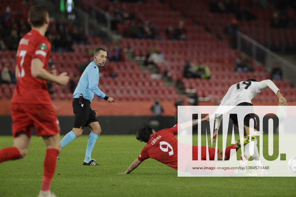 Soccer, Conference League 2026 Brann Lincoln Red Imps Bergen 20261015 Brann s Niklas Castro holds onto the jersey of Lincoln Red Imps Yussef Flalhi Idrissi during the Conference League soccer match between SK Brann and Lincoln Red Imps at Brann Stadium. Photo: Paul S. Amundsen NTB Bergen, Norway RESTRICTED USE FOR BETTING COMPANIES