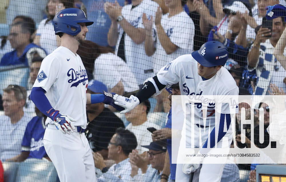 Los Angeles Dodgers Kyle Tucker (23) is congratulated by Shohei Ohtani (17) after scoring against the Milwaukee Brewers in the second inning during game four of the MLB, Baseball Herren, USA National League Championship Series at Dodger Stadium in Los Angeles, California, on Thursday, October 15, 2026. LAP20261015709 CAROLINExBREHMAN