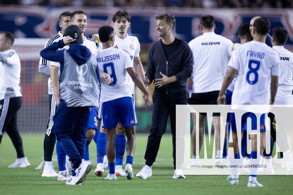HNK Hajduk Split players celebrate their victory over Ajax with coach Gonzalo Garcia after the UEFA Conference League match at Poljud Stadium. Split Croatia - ZUMAp210 20261015_zsp_p210_024