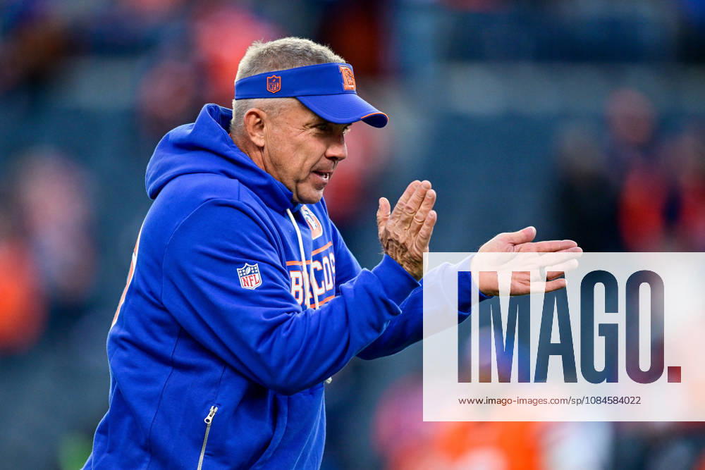 DENVER, CO - OCTOBER 15: Denver Broncos head coach Sean Payton looks on as players warm up before a game between the Seattle Seahawks and the Denver Broncos at Empower Field at Mile High on October 15, 2026 in Denver, Colorado. (Photo by Dustin Bradford Icon Sportswire) NFL, American Football Herren, USA OCT 15 Seahawks at Broncos Icon132261015004