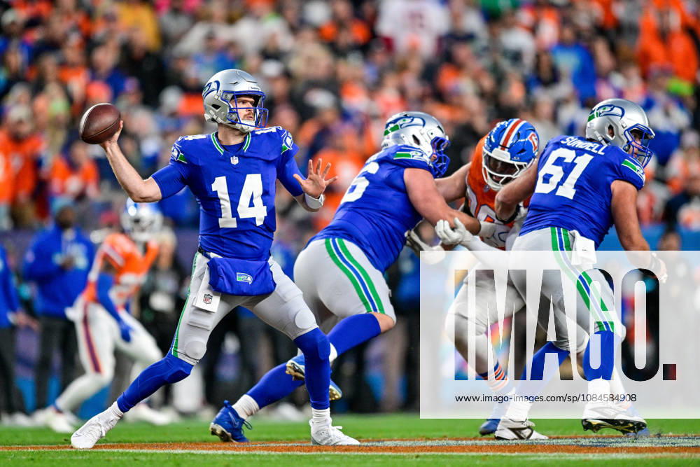 DENVER, CO - OCTOBER 15: Seattle Seahawks quarterback Sam Darnold (14) passes in the first quarter during a game between the Seattle Seahawks and the Denver Broncos at Empower Field at Mile High on October 15, 2026 in Denver, Colorado. (Photo by Dustin Bradford Icon Sportswire) NFL, American Football Herren, USA OCT 15 Seahawks at Broncos Icon132261015018