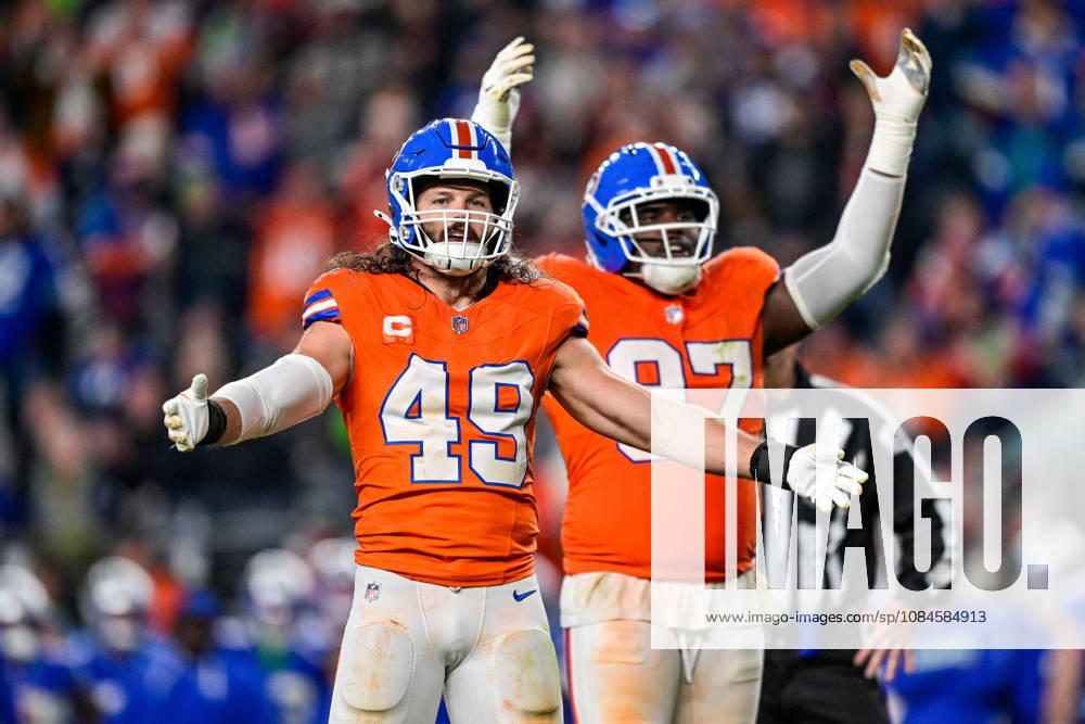 DENVER, CO - OCTOBER 15: Denver Broncos linebacker Alex Singleton (49) and defensive tackle Malcolm Roach (97) ask the crowd for noise to disrupt the offense during a game between the Seattle Seahawks and the Denver Broncos at Empower Field at Mile High on October 15, 2026 in Denver, Colorado. (Photo by Dustin Bradford Icon Sportswire) NFL, American Football Herren, USA OCT 15 Seahawks at Broncos Icon132261015023