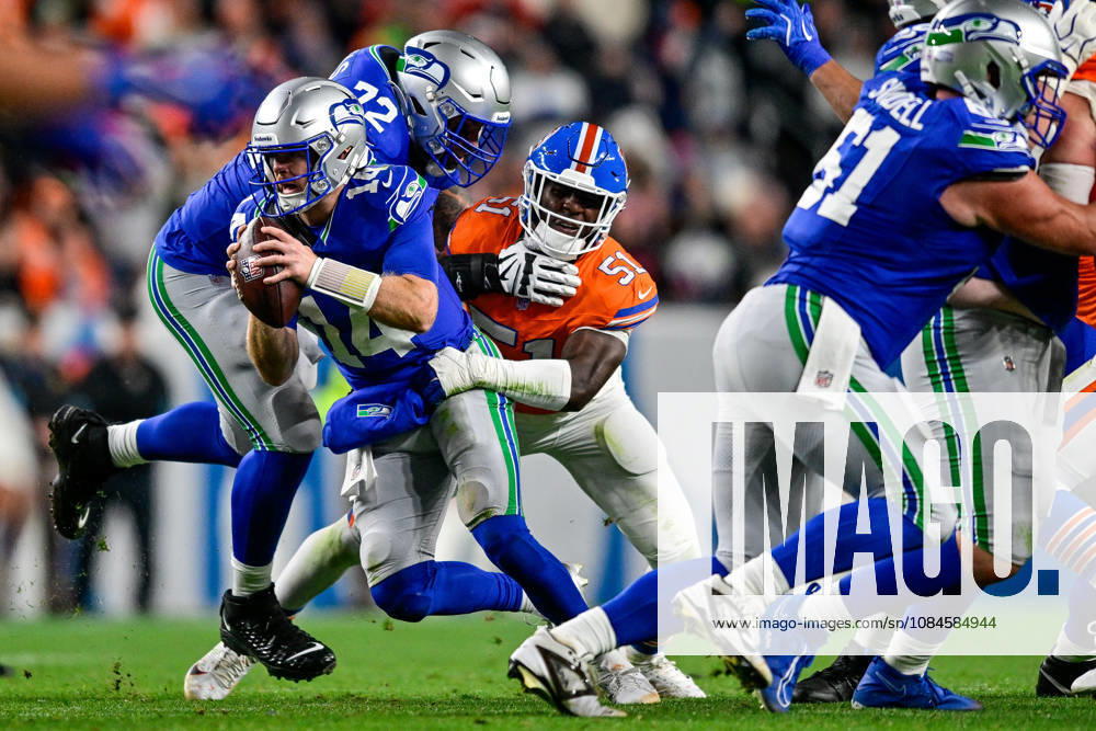 DENVER, CO - OCTOBER 15: Seattle Seahawks quarterback Sam Darnold (14) scrambles after contact by Denver Broncos linebacker Que Robinson (51) during a game between the Seattle Seahawks and the Denver Broncos at Empower Field at Mile High on October 15, 2026 in Denver, Colorado. (Photo by Dustin Bradford Icon Sportswire) NFL, American Football Herren, USA OCT 15 Seahawks at Broncos Icon132261015024
