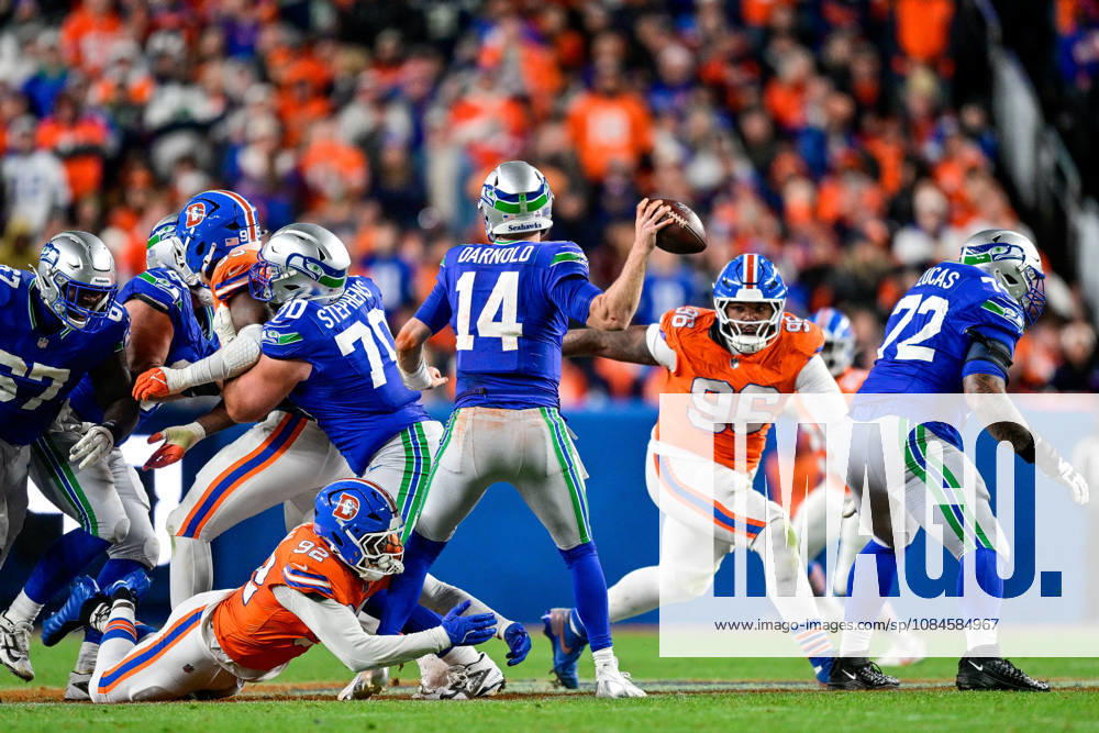 DENVER, CO - OCTOBER 15: Seattle Seahawks quarterback Sam Darnold (14) sets to pass under pressure by Denver Broncos safety Devon Key (26) during a game between the Seattle Seahawks and the Denver Broncos at Empower Field at Mile High on October 15, 2026 in Denver, Colorado. (Photo by Dustin Bradford Icon Sportswire) NFL, American Football Herren, USA OCT 15 Seahawks at Broncos Icon132261015032