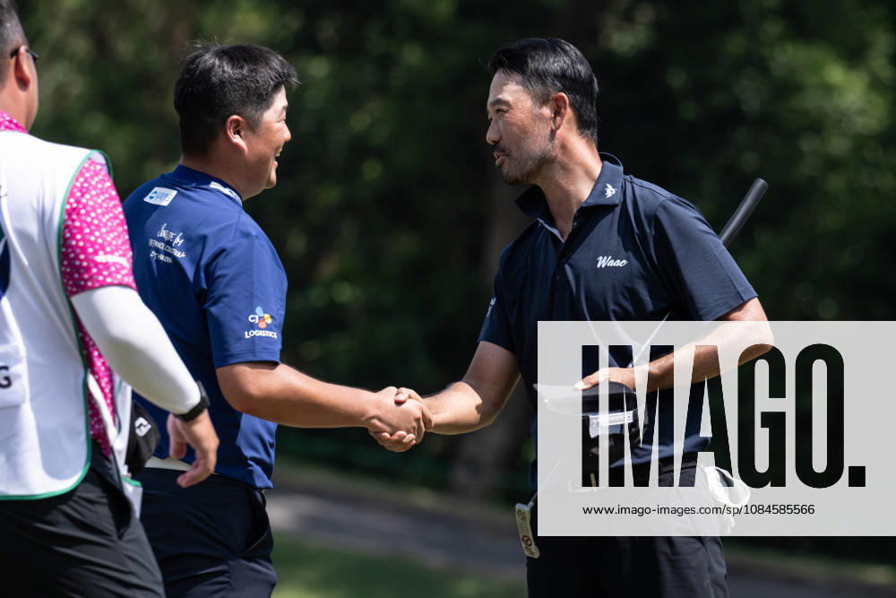USAâ€⠢s Kevin NA (R) congratulates Sungjae IM (L) from Korea on his round of -7 par bringing him into the lead with -13par. Round 2 in the Macao Open Golf at Macau Golf & Country Club. Coloane China - ZUMAr144 20261016_zap_r144_085
