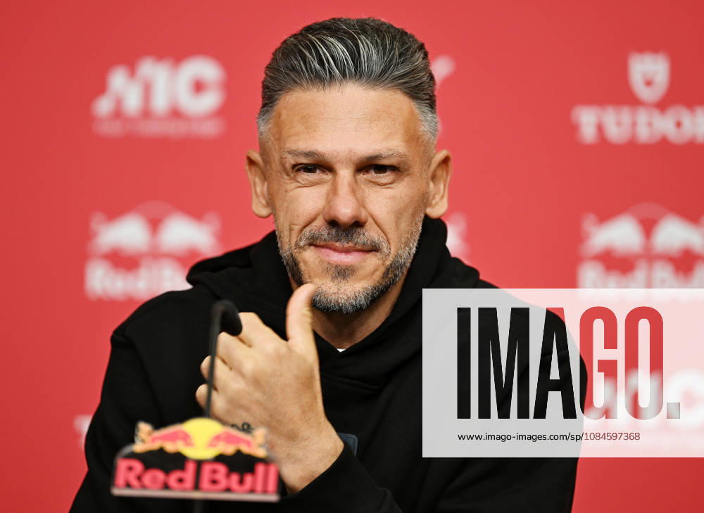 Fußball-Bundesliga Saison 2026 2027, 6. Spieltag, PK RB Leipzig vor Bayern München vs. RB Leipzig (16.10.2026). Martin Demichelis (Trainer RB Leipzig) bei der Pressekonferenz von RB Leipzig vor dem Bundesliga-Spiel bei Bayern München (16.10.2026). Demichelis hebt den Daumen. Leipzig Sachsen Deutschland Red-Bull-Trainingsgelände am Cottaweg