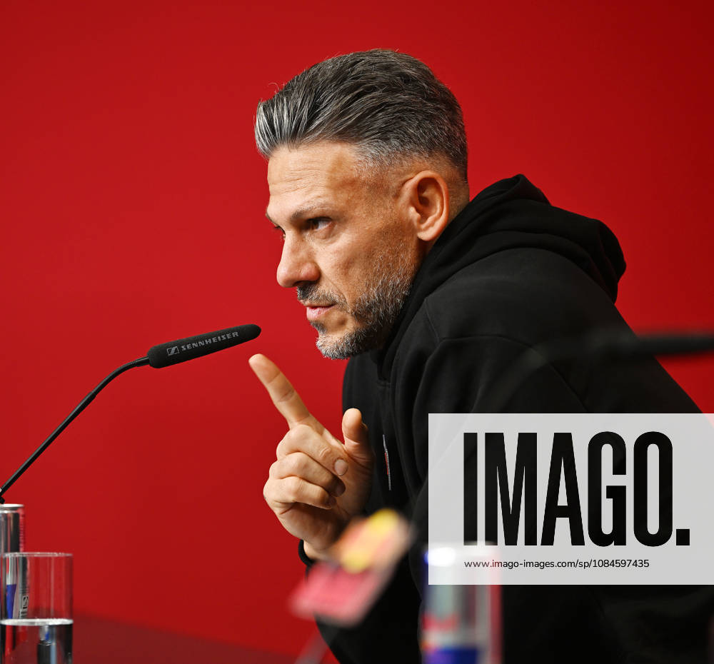 Fußball-Bundesliga Saison 2026 2027, 6. Spieltag, PK RB Leipzig vor Bayern München vs. RB Leipzig (16.10.2026). Martin Demichelis (Trainer RB Leipzig) bei der Pressekonferenz von RB Leipzig vor dem Bundesliga-Spiel bei Bayern München (16.10.2026). Demichelis hebt den Zeigefinger. Leipzig Sachsen Deutschland Red-Bull-Trainingsgelände am Cottaweg