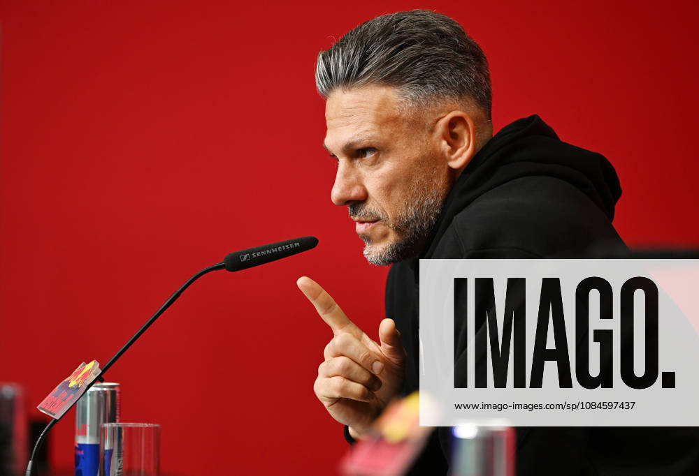 Fußball-Bundesliga Saison 2026 2027, 6. Spieltag, PK RB Leipzig vor Bayern München vs. RB Leipzig (16.10.2026). Martin Demichelis (Trainer RB Leipzig) bei der Pressekonferenz von RB Leipzig vor dem Bundesliga-Spiel bei Bayern München (16.10.2026). Demichelis hebt den Zeigefinger. Leipzig Sachsen Deutschland Red-Bull-Trainingsgelände am Cottaweg