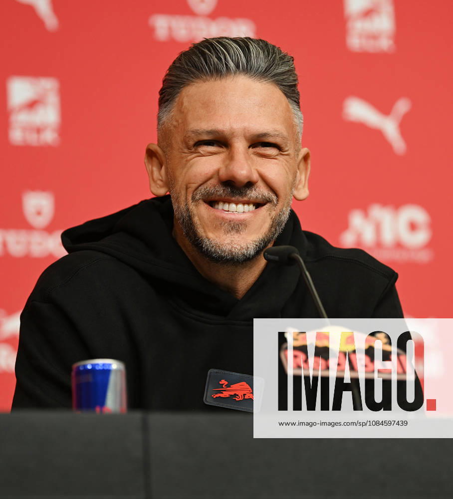 Fußball-Bundesliga Saison 2026 2027, 6. Spieltag, PK RB Leipzig vor Bayern München vs. RB Leipzig (16.10.2026). Martin Demichelis (Trainer RB Leipzig) bei der Pressekonferenz von RB Leipzig vor dem Bundesliga-Spiel bei Bayern München (16.10.2026). Demichelis hebt den Zeigefinger. Leipzig Sachsen Deutschland Red-Bull-Trainingsgelände am Cottaweg