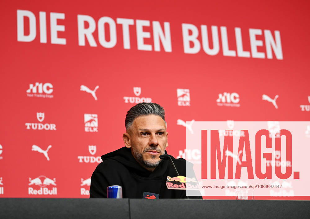 Fußball-Bundesliga Saison 2026 2027, 6. Spieltag, PK RB Leipzig vor Bayern München vs. RB Leipzig (16.10.2026). Martin Demichelis (Trainer RB Leipzig) bei der Pressekonferenz von RB Leipzig vor dem Bundesliga-Spiel bei Bayern München (16.10.2026). Demichelis hebt den Zeigefinger. Leipzig Sachsen Deutschland Red-Bull-Trainingsgelände am Cottaweg