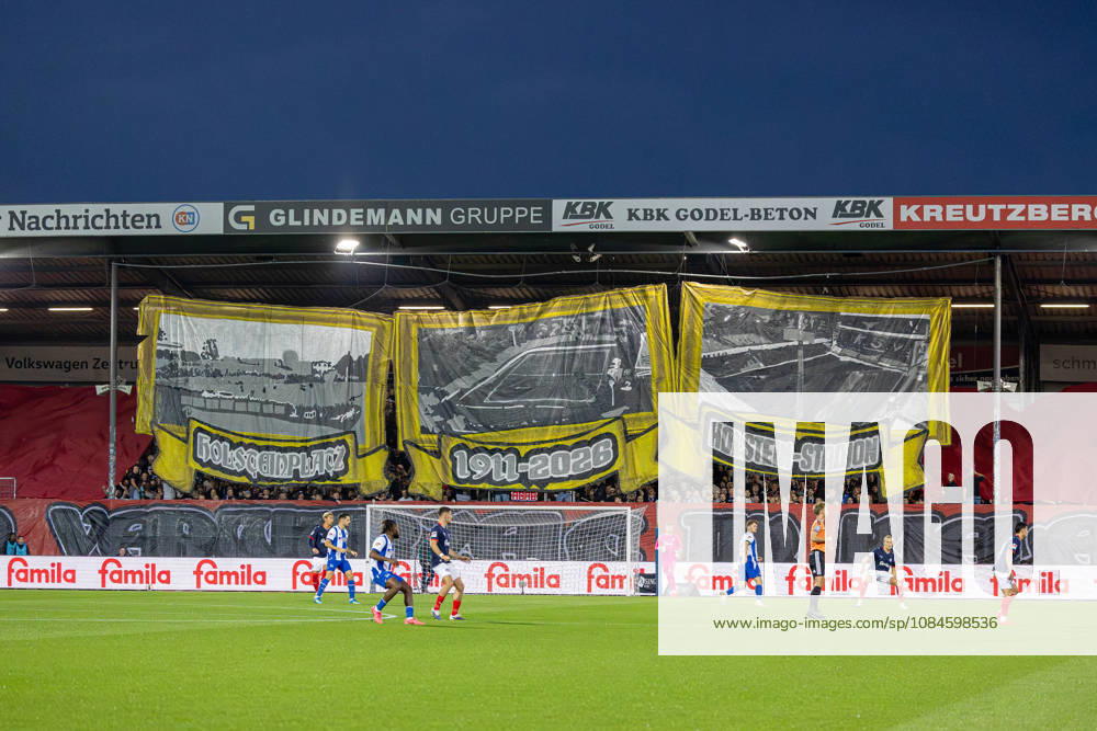 Fußball 2. Bundesliga Männer Saison 2026 2027 8. Spieltag Holstein Kiel - Hertha BSC (Kiel in Dunkelblau, Berlin in Weiß Blau gestreift) Choreografie der Kielerr Fans zum Anpfiff Kiel Holstein Stadion, Westring 501 Schleswig Holstein Deutschland