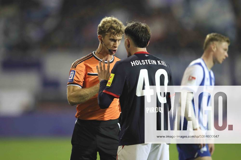 Foto : Leon PARDUZI (Kiel) hat Stress mit Schiri Jarno Wienefeld Fussball 2. Bundesliga , 2. Spieltag am Fr. 16.10.2026 Holstein Kiel - Hertha BSC