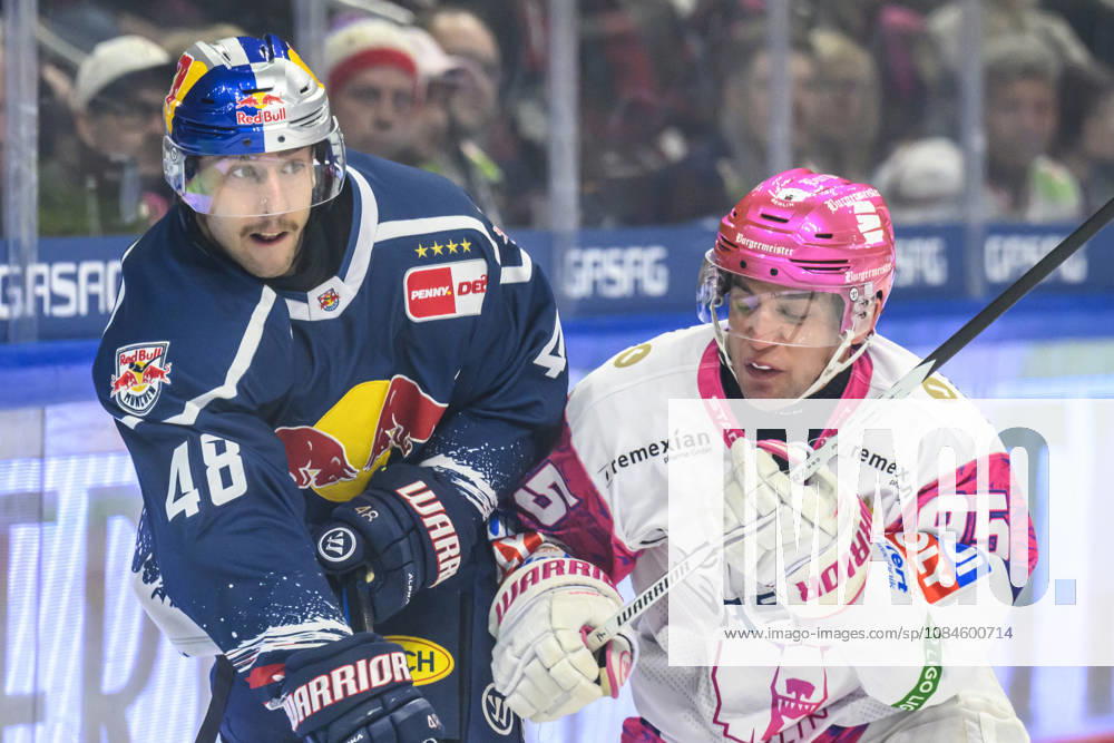Im Bild v.l.: Lucas Thaler (EHC Red Bull Muenchen 48), Frederik Tiffels (Eisbären Berlin 95), Zweikampf, Action, Kampf, kaempft um den ‚Puck, GER, Berlin, Eishockey, DEL 1, Eisbaeren Berlin vs EHC Red Bull Muenchen, in der Uber Arena, 16.10.2026,