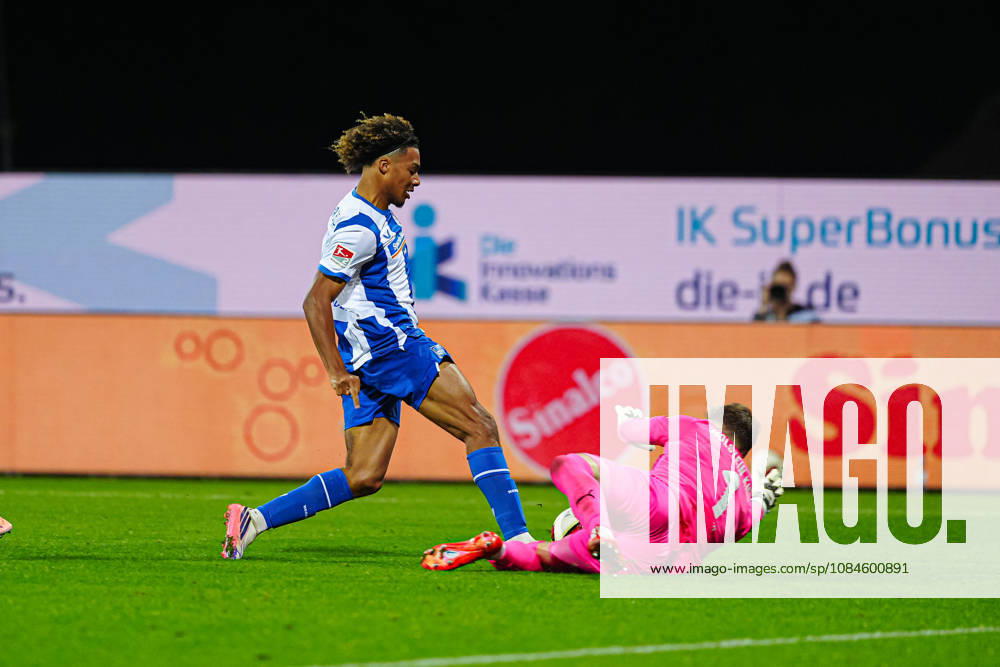 Oluwaseun Adewumi (Hertha BSC, 19), Timon Weiner (Holstein Kiel, 01) GER, Holstein Kiel vs. Hertha BSC, Fußball, 2. Bundesliga, Spieltag 08, Saison 2026 2027, 16.10.2026 DFL REGULATIONS PROHIBIT ANY USE OF PHOTOGRAPHS AS IMAGE SEQUENCES AND OR QUASI-VIDEO GER, Holstein Kiel vs. Hertha BSC, Fußball, 2. Bundesliga, Spieltag 08, Saison 2026 2027, 16.10.2026 Kiel