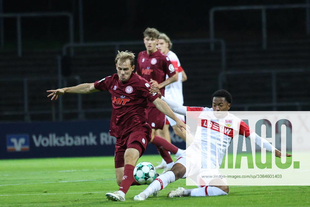 Fußball, SC Fortuna Köln - VfB Stuttgart II, 3.Liga, Südstation, 10. Spieltag, Saison 2026 2027: Jarzinho Malanga (VfB Stuttgart II 27) im Zweikampf gegen Georg Strauch (Fortuna Koeln 11) DFB regulations prohibit any use of photographs as image sequences and or quasi-video. Nordrhein-Westfalen Deutschland