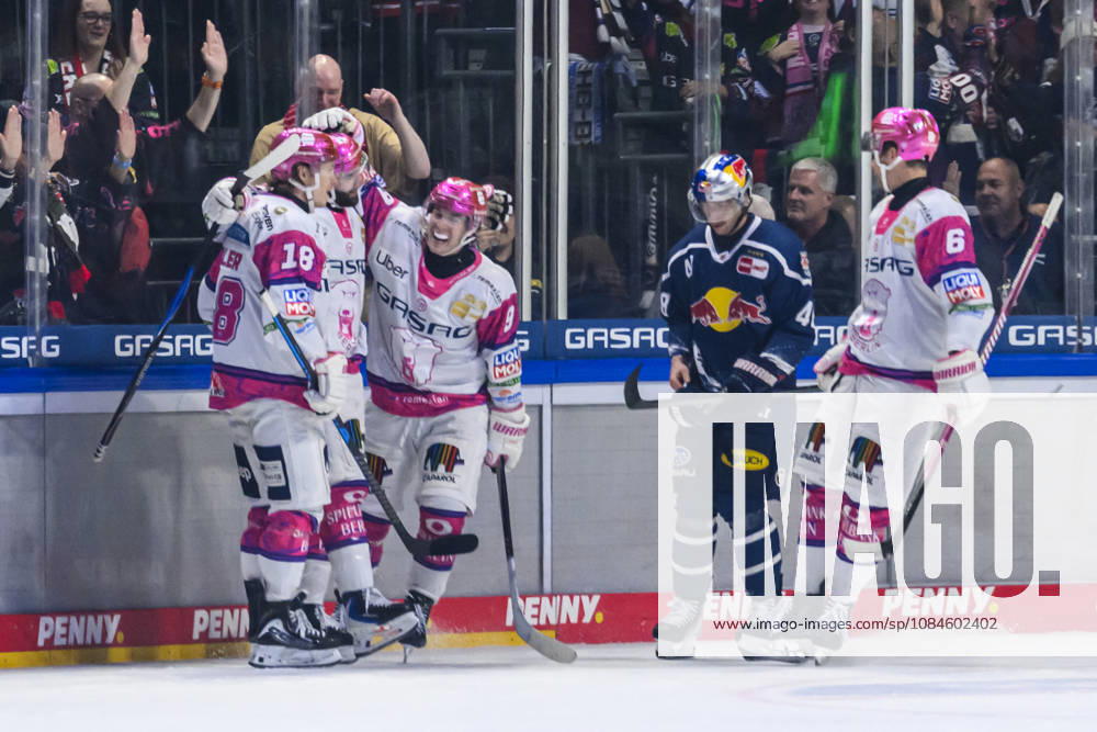 Im Bild v.l.: Tor, Treffer, Jubel, Torjubel, Freude, Begeisterung, feiert, nach Führungstreffer zum 2:1 durch Liam Kirk (Eisbären Berlin 94), GER, Berlin, Eishockey, DEL 1, Eisbaeren Berlin vs EHC Red Bull Muenchen, in der Uber Arena, 16.10.2026,