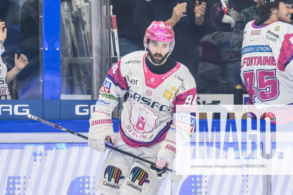 Im Bild v.l.: Tor, Treffer, Jubel, Torjubel, Freude, Begeisterung, feiert, nach Führungstreffer zum 2:1 durch Liam Kirk (Eisbären Berlin 94), GER, Berlin, Eishockey, DEL 1, Eisbaeren Berlin vs EHC Red Bull Muenchen, in der Uber Arena, 16.10.2026,