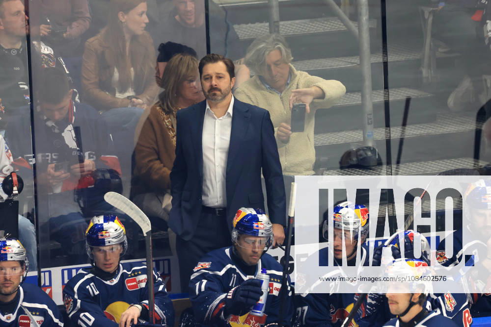 DEU, GER, Eishockey, 9.Spieltag, Saison 2026 27, Berlin, Eisbaeren Berlin vs. RB Muenchen Trainer OLIVER DAVID ( RedBull Muenchen ), RedBull Muenchen-Spielerbank nordphoto GmbH Engler Berlin Uber-Arena Berlin Deutschland