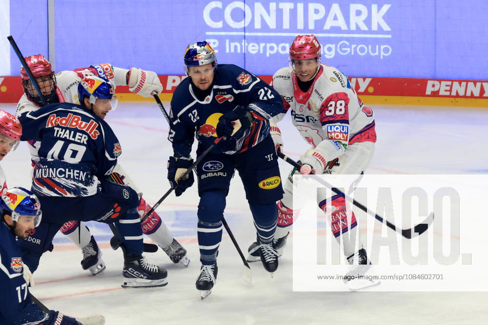 DEU, GER, Eishockey, 9.Spieltag, Saison 2026 27, Berlin, Eisbaeren Berlin vs. RB Muenchen Yannick Veilleux ( Eisbaeren Berlin 38 ), Lucas Thaler ( RedBull Muenchen 48 ), Andrew MacWilliam ( RedBull Muenchen 2 ) nordphoto GmbH Engler Berlin Uber-Arena Berlin Deutschland