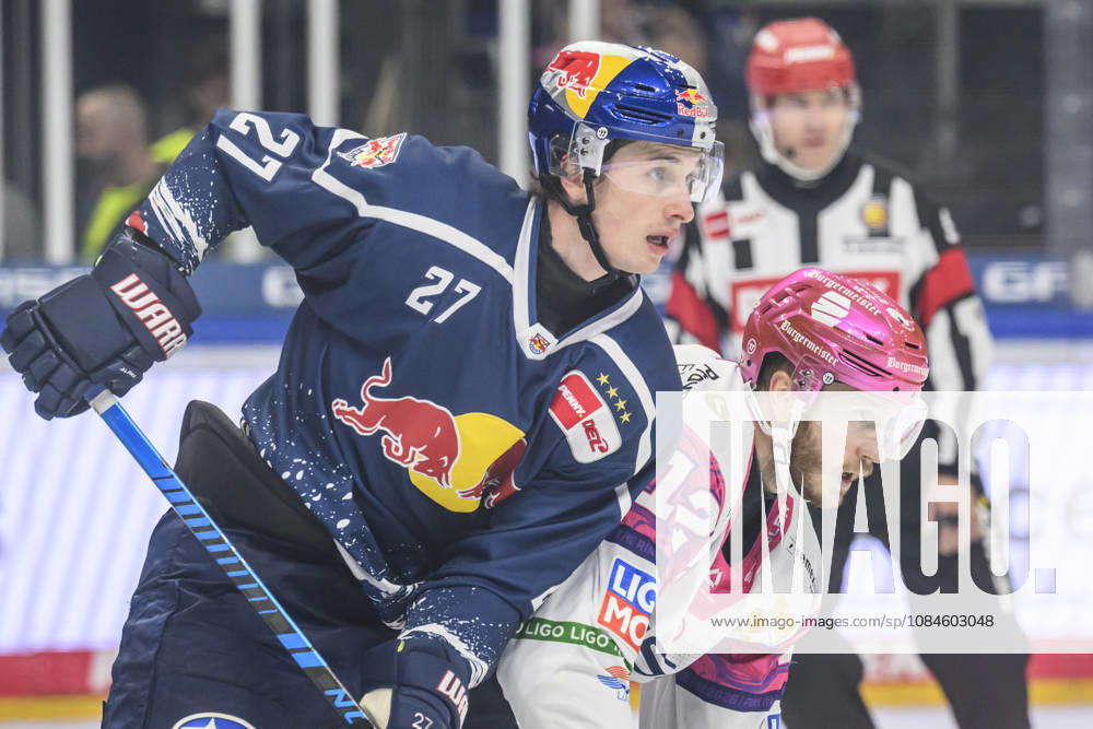 Im Bild v.l.: Veit Oswald (EHC Red Bull Muenchen 27), Eric Mik (Eisbären Berlin 12), lauern auf den Puck, GER, Berlin, Eishockey, DEL 1, Eisbaeren Berlin vs EHC Red Bull Muenchen, in der Uber Arena, 16.10.2026,
