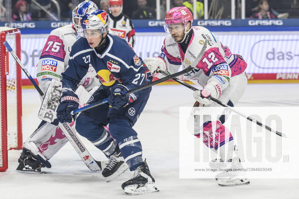 Im Bild v.l.: Veit Oswald (EHC Red Bull Muenchen 27), Eric Mik (Eisbären Berlin 12), lauern auf den Puck, GER, Berlin, Eishockey, DEL 1, Eisbaeren Berlin vs EHC Red Bull Muenchen, in der Uber Arena, 16.10.2026,
